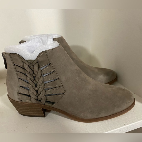 New no box Sz8 womens Vince Camuto bootie - Picture 1 of 4